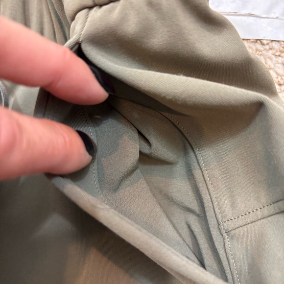 Ladies Lululemon On The Fly Army Green Shorts Size 4‎ - Picture 7 of 10